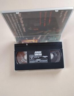 Retro VHS Videokassette - Judge Dredd - In der Zukunft ist ein Mann das Gesetz - Suhl