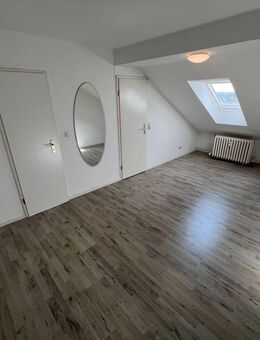 Großzügige 1-Zimmer-Dachgeschoss-Wohnung mit schönem Ausblick, Aufzug, Stellplatz - Kiel