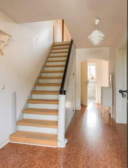 Nahe der Ostsee, Wusterhusen, DHH Reetdach, Grdstk. ca. 860 m², Wfl. ca. 121 m², 4 Zimmer, Kaminofen, 2 Bäder, Carport, elektrisches Tor, großer Garte - Wusterhusen