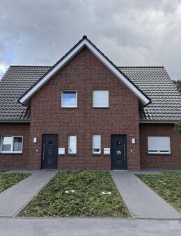 IMMOBILIEN GUMNIOR präsentiert *provisionsfrei*: Moderne Doppelhaushälfte in Emsbüren mit Garten und Carport - Emsbüren