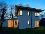 DEUTSCHMANN IMMOBILIEN ***** ivd - 1A-Stadtvilla aus 2016 mit Küche, Garage und Luftwärmepumpe! - Rüdnitz