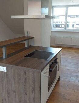 Nürnberg Lorenzer Altstadt: top 3-Zimmer DG-Wohnung, Dachloggia, Einbauküche mit Kochinsel, Parkett, Aufzug - Nürnberg