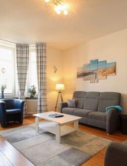 Zentrale Top-Lage: Charmante 4-Zi.-Altbauwohnung mit Balkon u. Zimmerofen - Cuxhaven