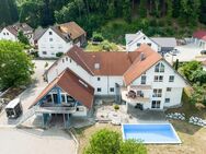 Schönes MFH mit 4 Wohneinheiten mit Pool und Anbau, Reitstall und Koppel in schöner Lage in Hasberg - Kirchheim (Schwaben)