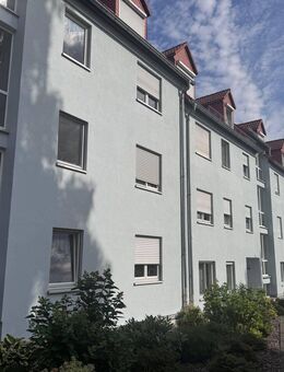 Erdgeschoss mit Komfort - 2 Zimmer, Balkon, Einbauküche und Stellplatz inklusive - Freiberg