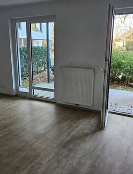 Helle 2 Zimmer EG Wohnung mit Loggia und kleinem Garten sucht freundliche Mieter - Nienburg (Weser)