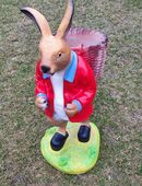 Dekofigur Hase mit Kiepe auf dem Rücken in Rot Ostern Osterhase Gartendeko in 06313