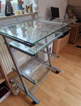 Wegen Umzug Schreibtisch Glas und Bürostuhl zu verkaufen - Aspach