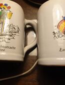 2 Bierkrüge, Bierseidel, Keramik "Landsknechtstracht um 1500" in 99091