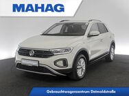 VW T-Roc, 1.5 TSI LIFE AppConnect Digitalro FrontAssist ParkLenkAsiist Alu16Chester, Jahr 2022 - München