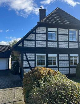 Attraktives Einfamilienhaus mit Garage und tollem Garten in Bad Arolsen-Massenhausen - Bad Arolsen