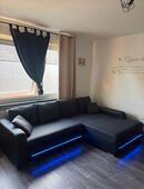 Stylisches Ecksofa schwarz – Schlaffunktion & LED in 46117