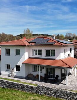 Modern. Lichtdurchflutet. Naturnah. - Dieses junge Haus bringt Lebensqualität auf den Punkt - Egglkofen