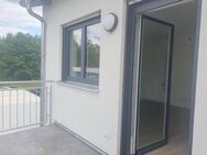 Neu, hell und weitläufig: Schöne 3-Zi-Whg. in OG mit Balkon, etc., in KfW55-Wohn- und Praxisgebäude - Burglengenfeld
