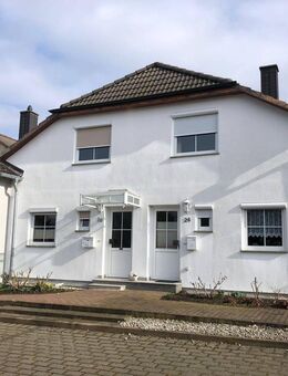 APOLDA : Einfamilienhaus ( Reihenmittelhaus ) in beliebter Wohnsiedlung mit Terrasse + 2 Pkw-Stellplätzen - Apolda