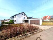 Zweifamilienhaus mit ELW und zwei Doppelgaragen sowie weiteren Stellplatzmöglichkeiten in Hülben! - Hülben