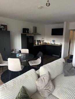Vollständig renovierte Wohnung mit eineinhalb Zimmern und Balkon in Germersheim - Germersheim