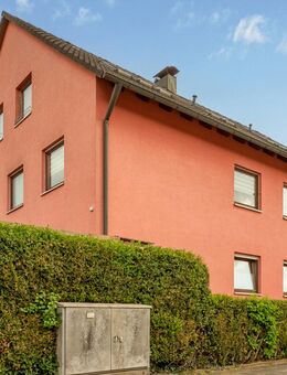 3-Familienhaus in Nürnberg – Top-Ausstattung mit drei Balkonen, Garten, Doppelgarage und zwei Stellplätzen - Nürnberg