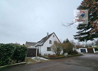 Einfamilienhaus mit Einliegerwohnung und zwei Einzelgaragen
