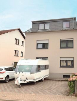 Attraktives Zweifamilienhaus mit großem Garten, Garage und mehreren Pkw-Stellplätzen - Saarlouis