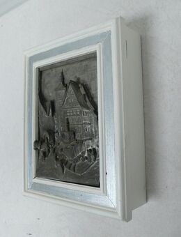 Alter Schlüsselkasten, Holz Weiß mit Silber mit 3D Zinnbild Dorf-Szene - Sinzig