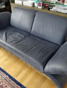 Ledercouch 3-sitzig in blau mit abklappbaren Seitenlehnen ohne Dekos ringsum - Bonn