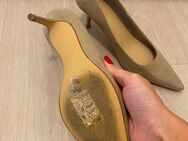 Sehr oft getragene High Heels / Pumps mit Stilettoabsätzen aus Wildleder in Größe 39 in beige mit abgetragener Sohle und schönem Fußbett - Köln