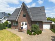 Lichtdurchfluteter Friese mit Gartenidylle bei Hamburg - Rellingen