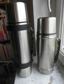 Edelstahl 2 Isolierflaschen, Thermosflaschen je 1 Liter, 2+1 Becher, zus. 8,- - Flensburg