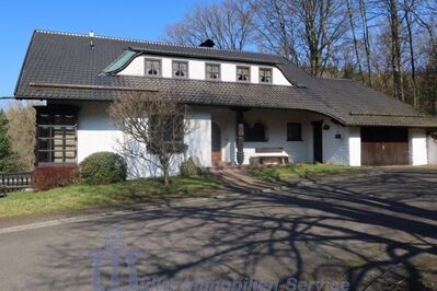 Schöne Landhaus-Villa in unverbaubarer Orts- und Waldrandlage von Homburg