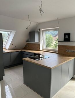 Renovierte 3-Zimmer-Wohnung mit neuer EBK und großem Balkon - Neuendorf (Bayern)