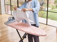 Joseph Joseph Bügelbrett Glide Ironing Board - Pfirsichblüte, separate Aufhängung für kompakte Aufbewahrung inklusive