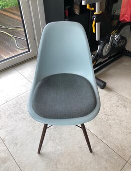 VITRA Fiberglass Side Chair DSW – mit Holzuntergestell und Polsterauflage - Allensbach