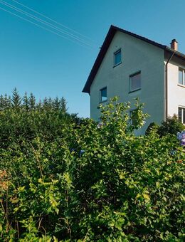 Endlich Platz für ALLE(S): Zweifamilienhaus mit großem Garten / Bauplatz - Bisingen