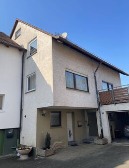 Großbottwar-Winzerhausen: Zwei Einfamilienhäuser mit vier Garagen, einem alten Stall und einer Scheune - Großbottwar