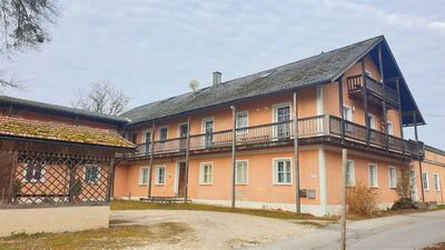 ÖSTERREICH - NÄHE BURGHAUSEN ANWESEN mit MONTEURWOHNUNGEN u. ca. 1 HA WIESE