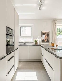 3 Zimmer-Wohnung mit eigenem Garten, Einbauküche und Tiefgaragenstellplatz - Wiesbaden