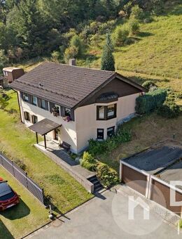 Kapitalanlage mit Wohnrecht - Charmantes Einfamilienhaus mit Waldgrundstück, Sauna & Scheune - Ludwigsstadt