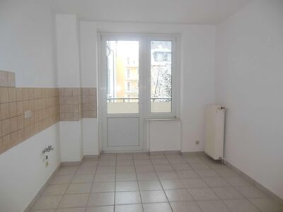 Modernes Laminat - großer Balkon - XXL Wohnzimmer - große Küche!!