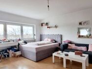 Sonnige 3 Zimmerwohnung mit Loggia und bequem per Lift erreichbar! * Zum Selbstbezug möglich * - München