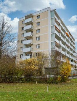 RE/MAX - Ruhig gelegene, renovierungsbedürftige Whg mit Terrasse und eigenem Garten - München