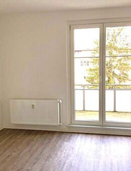 renovierte 2-Zimmer-Wohnung mit Tageslichtbad + Balkon - Magdeburg