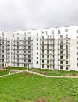 Sonnige Eleganz: Lichtdurchflutete Etagenwohnung mit Balkon und Tiefgaragenstellplatz - Frankfurt (Main)