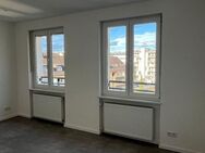 Zentral gelegen - Ersteinzug nach Totalsanierung - Stilvolle, auch als WG geeignete, 2-Zimmer-Wohnung mit Balkon & Einbauküche - München
