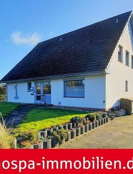 Nur wenige Schritte bis zur Eider: Teilunterkellertes Wohnhaus mit Einliegerwohnung und zwei Garagen - Süderstapel