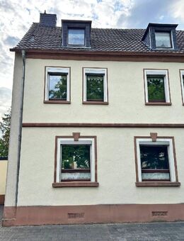 Verkaufsstart in Köln: Wohnhaus bestehend aus 9 Zimmern mit Doppelgarage - Köln