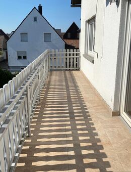 Helle 3-Zimmer-Wohnung (ca. 110 m²), großer Balkon, große Garage, Top-Anbindung in einer zentralen ruhigen Lage mitten in 76297-Stutensee-Spöck - Stutensee Zentrum