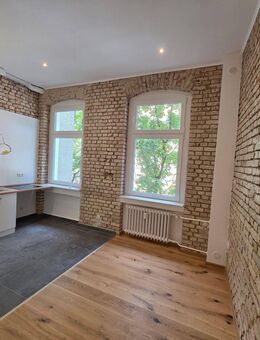 Frisch sanierte Altbauwohnung: 2 Zimmer mit Balkon - Berlin