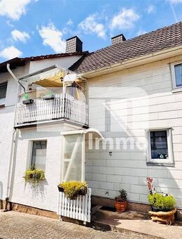 Teilsaniertes Einfamilienhaus mit Anbauten + Nebengebäude auf 1.600 m² Traumgartengrundstück - Wehretal