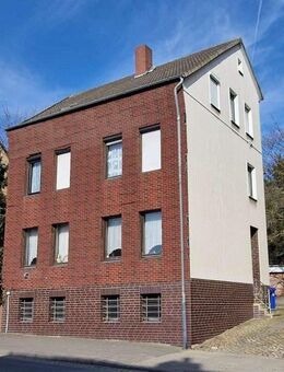 Zweifamilienhaus mit separatem Wohngebäude, 6 Garagen und schönem Gartengrundstück! - Schöningen